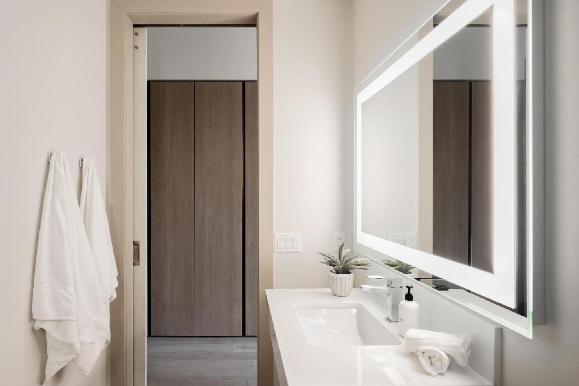 Brand New Condo - Walk To Empower Stadium - Tesoro Denver Luaran gambar
